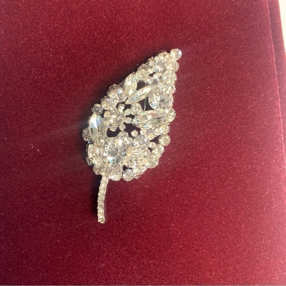 Vintage Leaf Rhinestone Brooch. - Picture 3 of 4